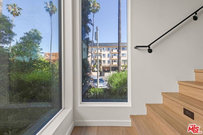 Building Photo - 843 Mariposa Ave