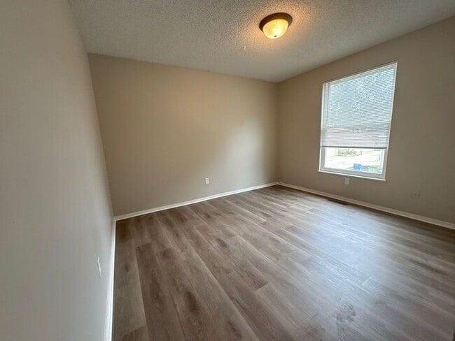 Building Photo - **Updated 2-Level Townhome in Fort Collins...