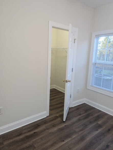 Building Photo - 2073 Silvercrest Dr