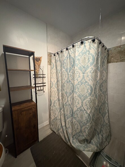 Building Photo - 624 S Pine St