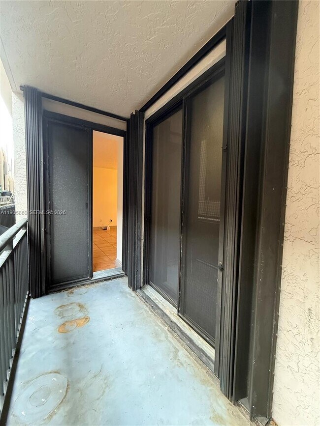 Building Photo - 540 Brickell Key Dr