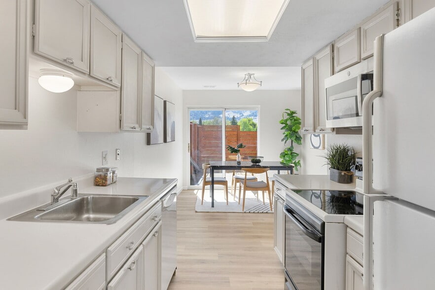 Building Photo - 2666 Sherwood Cir