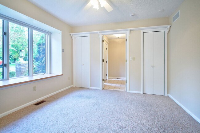 Building Photo - 2 Bedroom Condo On Holland's South Side