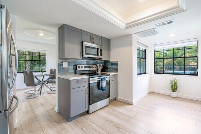 Building Photo - 809 SW 14th Ct