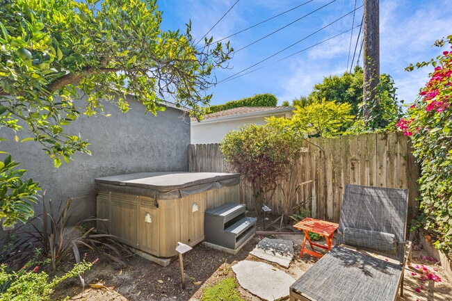 jacuzzi - 3525 N Poinsettia Ave