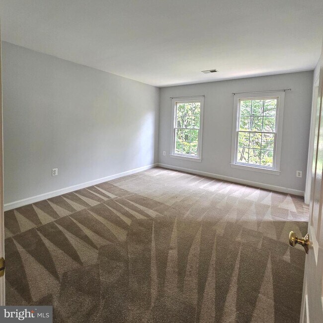 Building Photo - 5267 Tractor Ln
