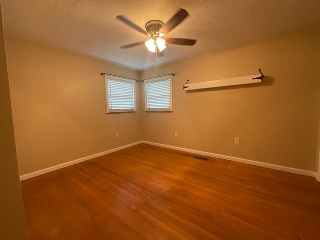 Building Photo - Move in special - 3 bedroom/2 bath brick h...