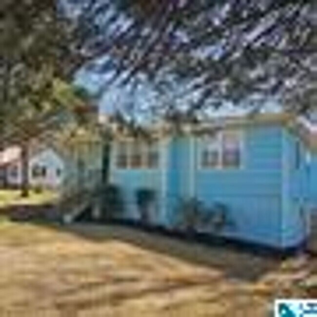 Building Photo - Charming 4 Bedroom, 1 Bathroom house