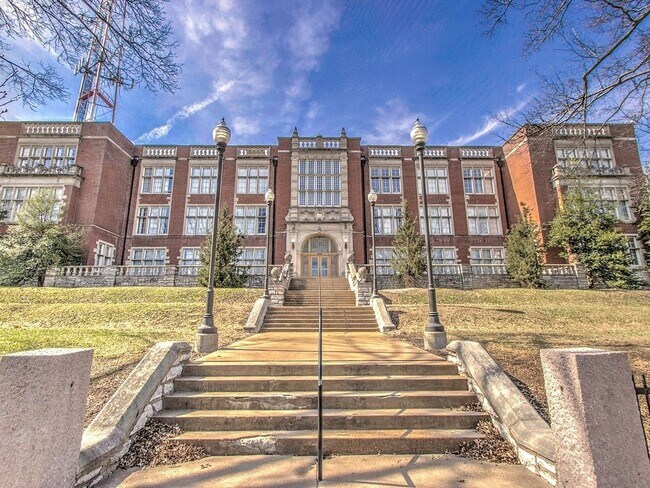 Building Photo - 1517 S Theresa Ave