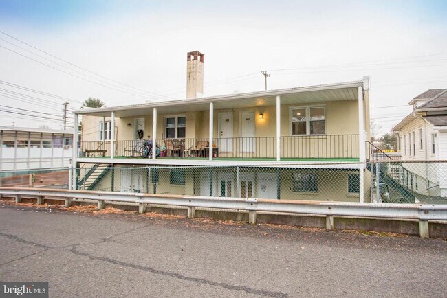 Building Photo - 857 Street Rd