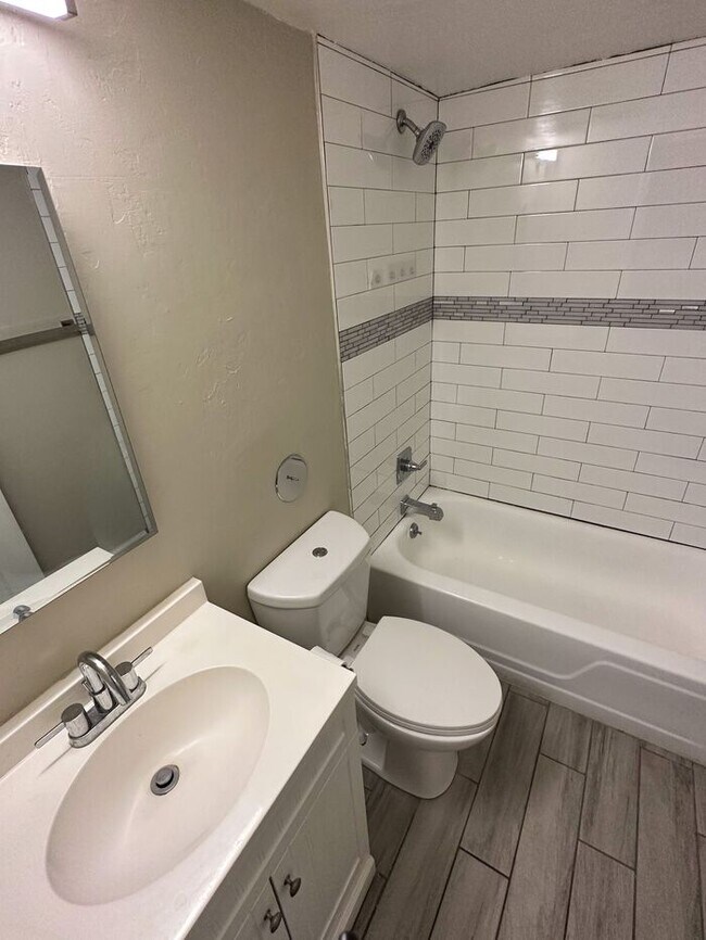 Building Photo - ONE MONTH FREE RENT!! SELECT UNITS!! U of ...