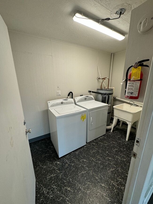Building Photo - 2 Bedroom Apartment - Blocks From Downtown...