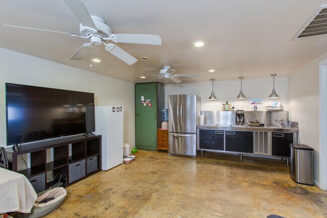 Building Photo - 510 E Belmont Ave