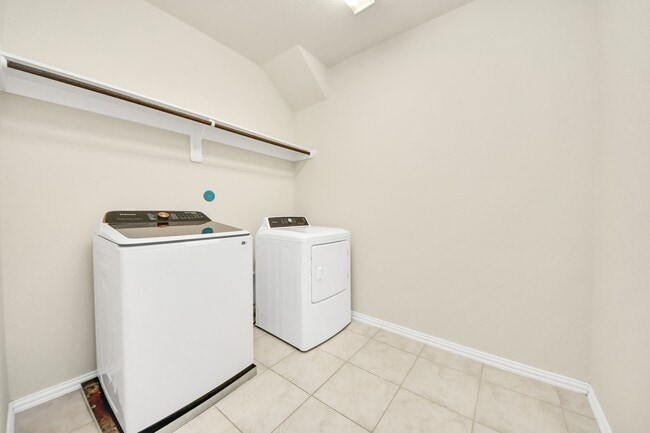 Building Photo - 1437 Northwood Springs Dr