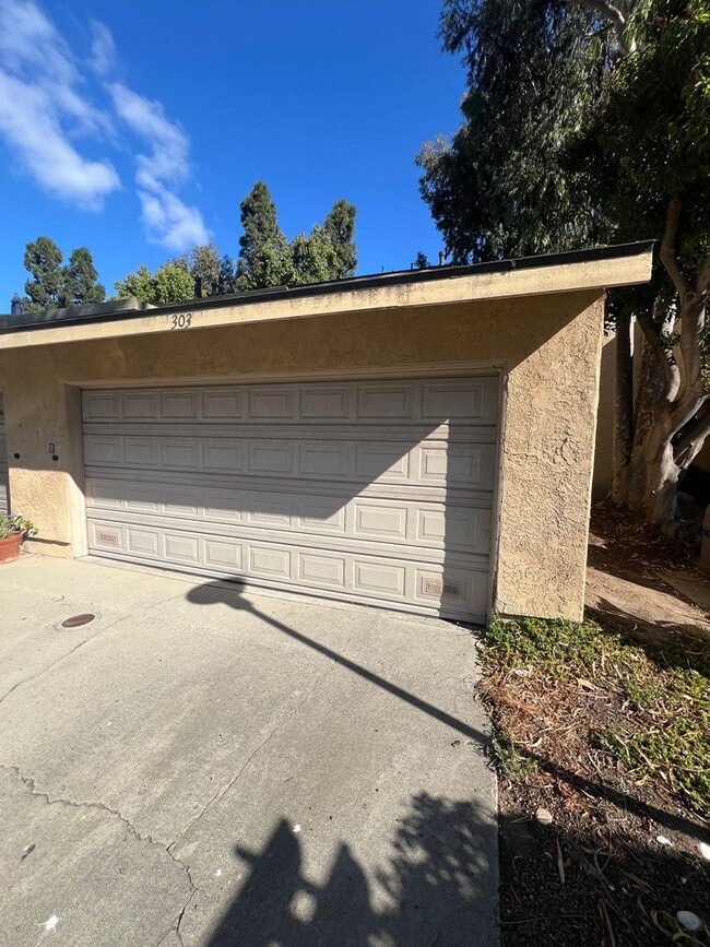 Building Photo - Lovely West Side Ventura Condo