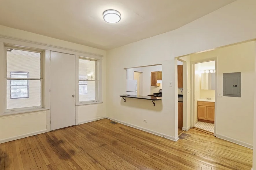 Building Photo - 5120 N Kenmore Ave