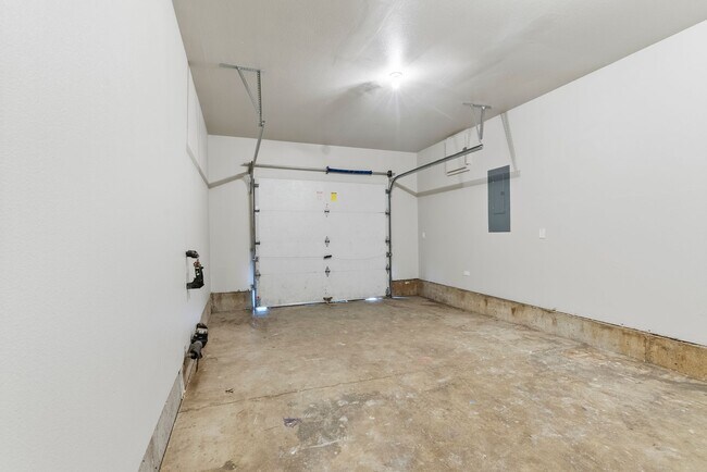 Building Photo - 5Bed/2.5 Bath House available