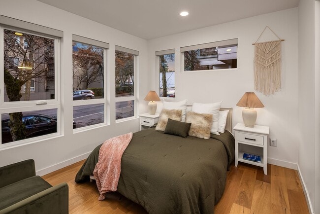 Building Photo - Beautiful New Townhome in Mapleleaf!