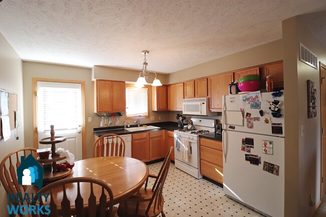 Building Photo - Lovely 2 Bedroom Split Level Home in NW Li...