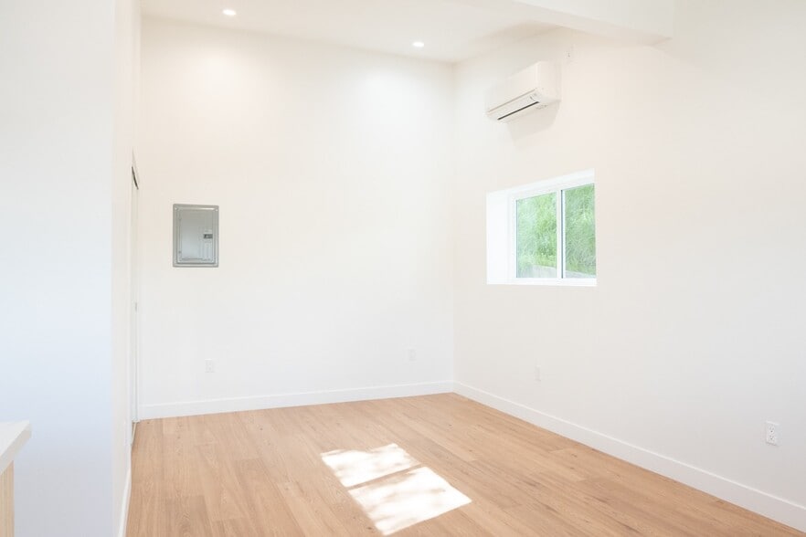 Building Photo - 4124 W Ave 42