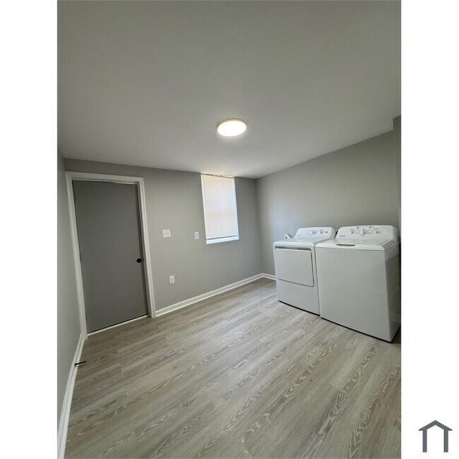 Building Photo - 2 Bedroom Spacious Home