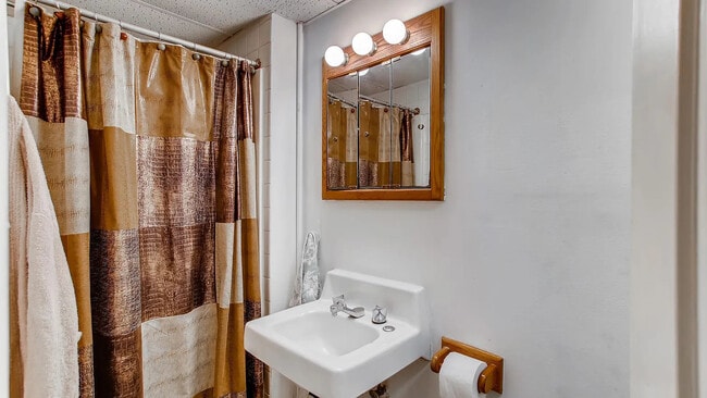 Building Photo - 512 Porter St