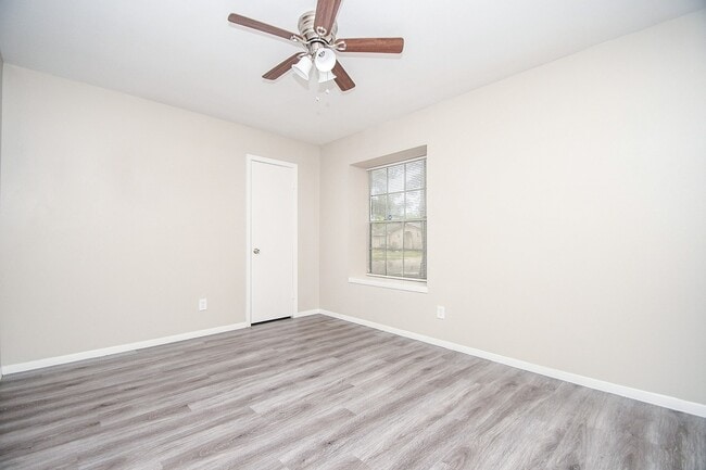 Building Photo - 422 Skywood Dr