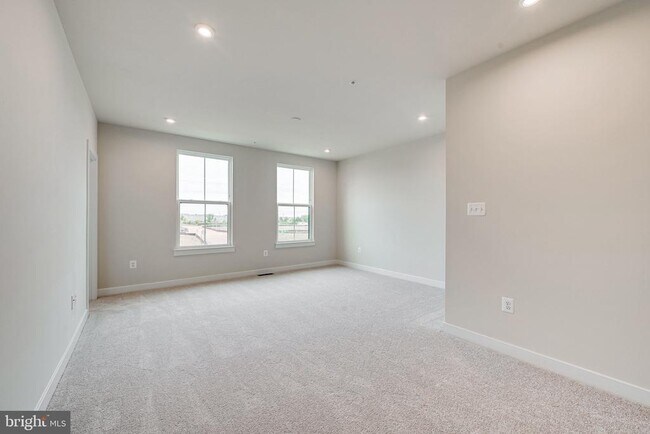 Building Photo - 14055 Sunrise Valley Dr