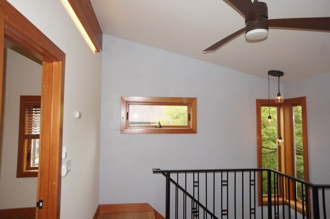 Building Photo - Amazing two bedroom sellwood beauty!