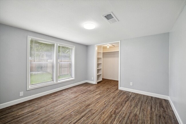 Building Photo - 110 Maplewood St