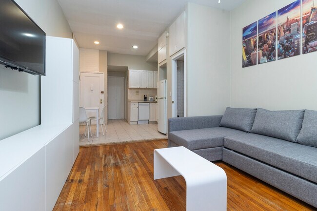 Building Photo - 250 E 82nd St