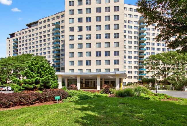 Building Photo - 10401 Grosvenor Pl