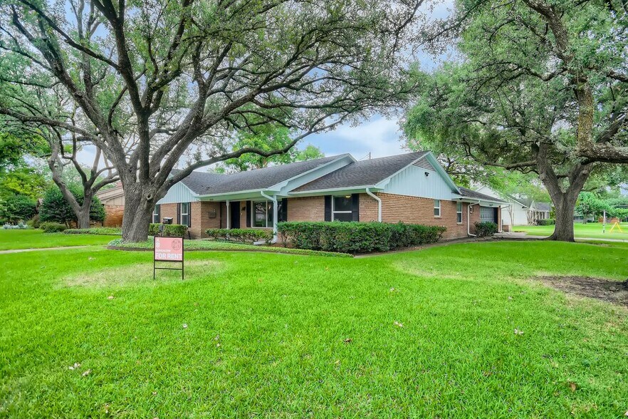 Building Photo - Polished Northwest Dallas home with quick North Tollway access