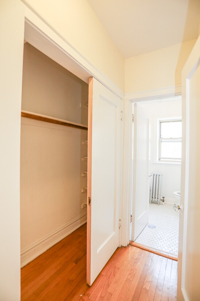 Building Photo - 2408 W Lunt Ave