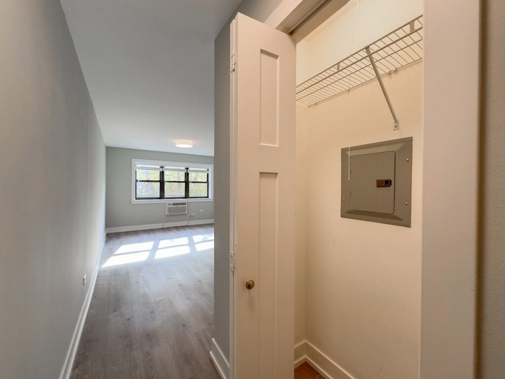 Building Photo - 503 W Barry Ave