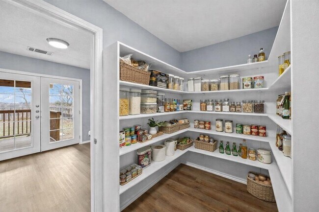 Building Photo - 2928 Donnell Dr