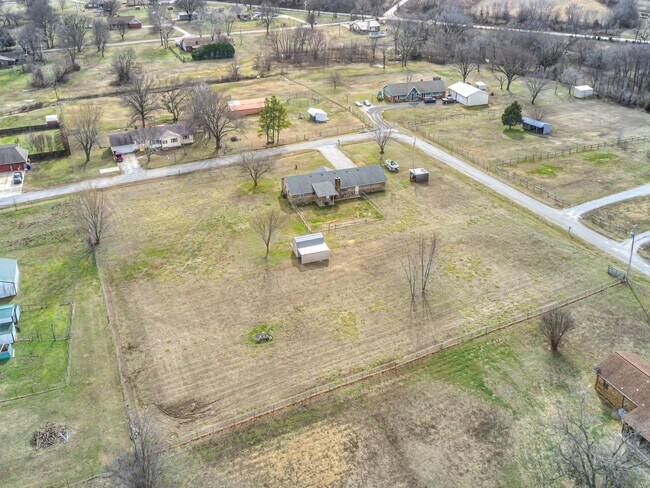 Building Photo - Beautiful 3 bedroom home in the heart of Coweta!