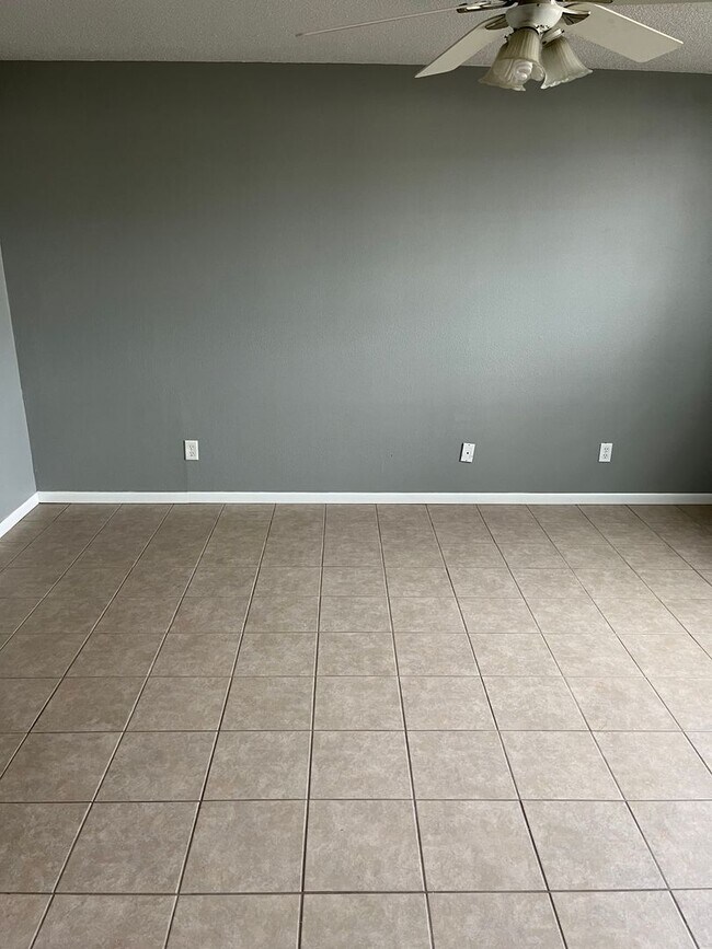 Building Photo - Well maintained 1 bedroom condo $750