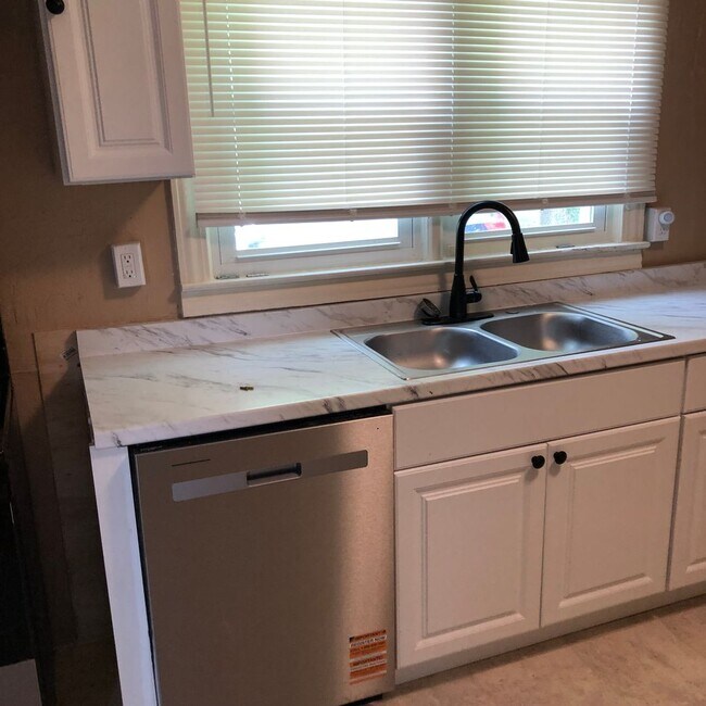 Building Photo - Beautiful country settings!  3 Bedroom / 1 bath - Kingsport TN