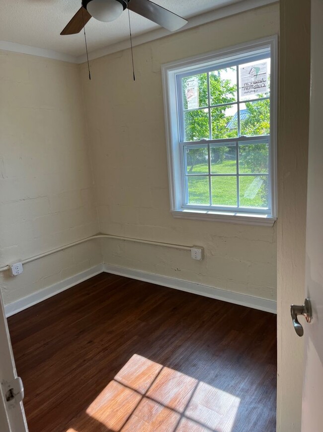 Building Photo - Renovated Cottage!