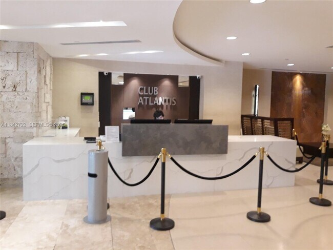 Building Photo - 2555 Collins Ave