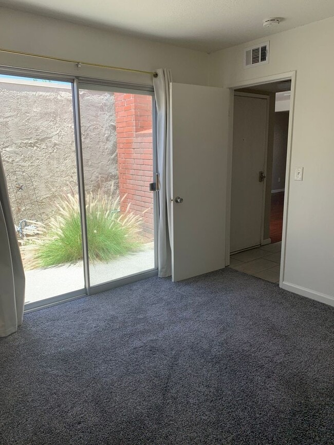 Building Photo - 3 Bed 2 Bath Riverside Home