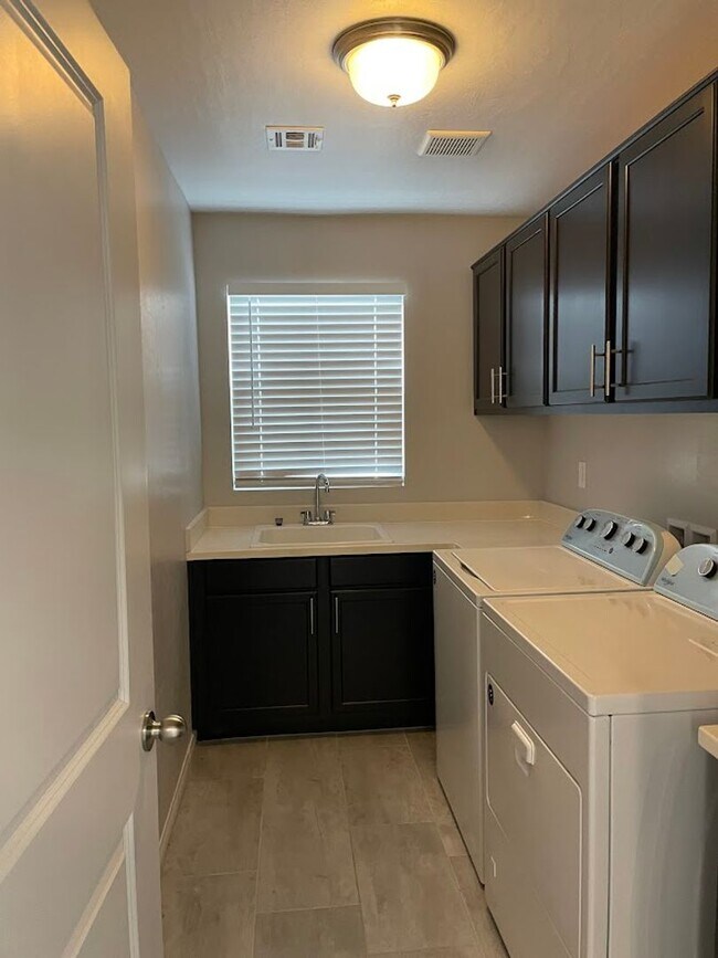 Building Photo - Rhodes Ranch South- 4 Bedroom 3 Bath Home