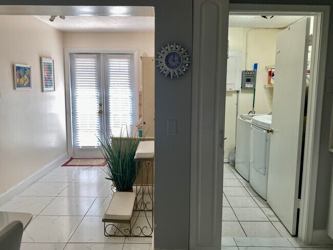 Building Photo - 938 Sumter Rd E