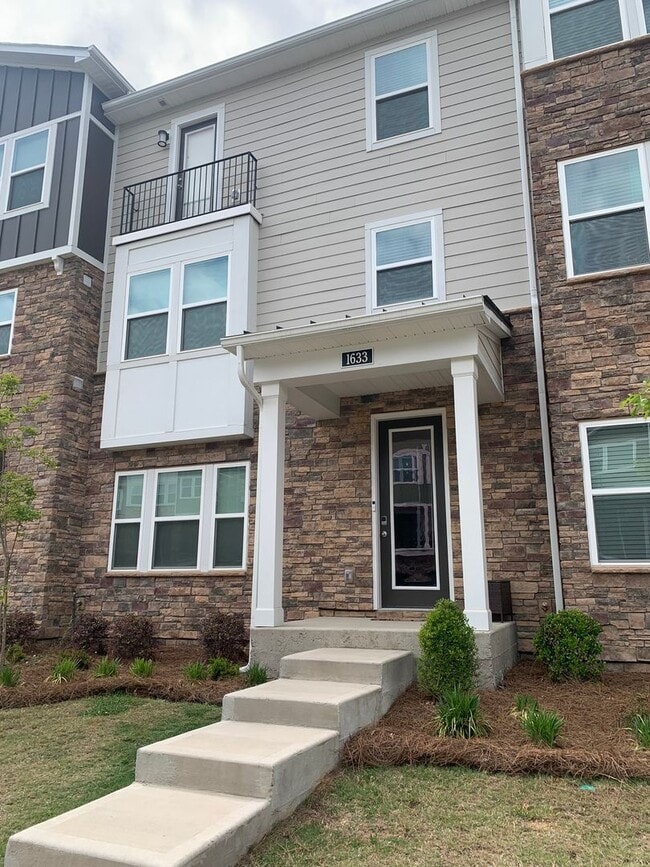 Building Photo - Beautiful Three Story Townhouse in Aria at the Park!