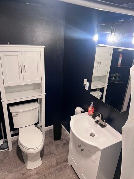 Bathroom - 370A Washington St