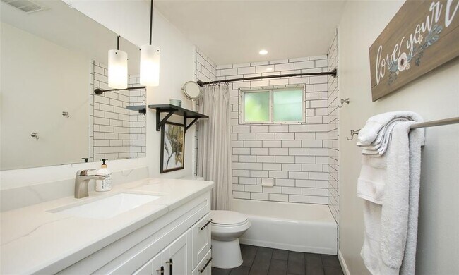 Building Photo - 5923 Dawnridge Dr