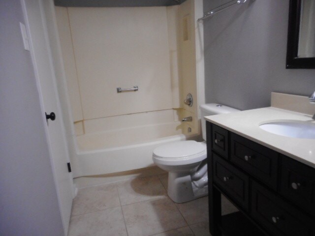 Master/Guest Bathroom. - 3517 Barron Way