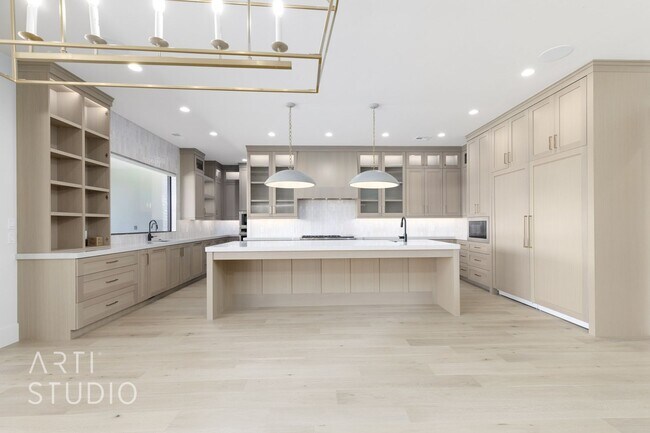 Building Photo - BRAND NEW Gorgeous 6 bed 7 bath with Pool ...
