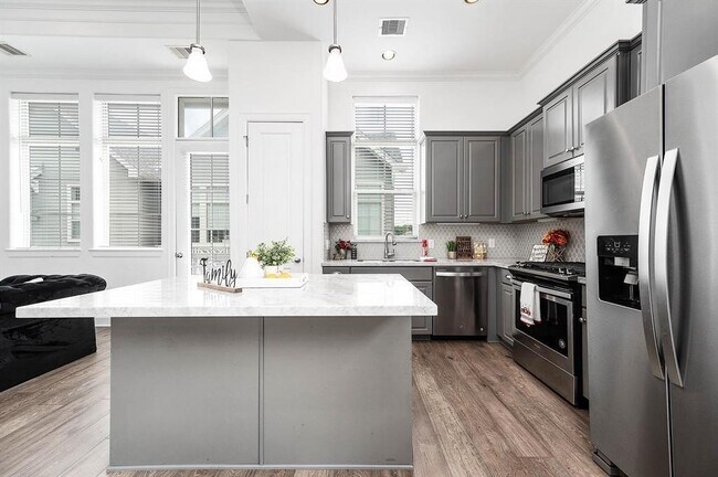 Building Photo - 2103 Naomi St